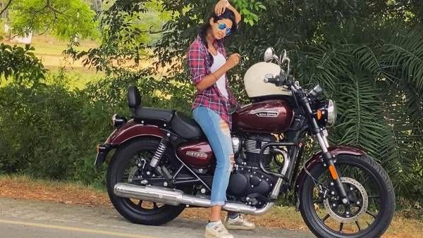 அசால்டா புல்லட்டில் ரைடு போன பிரபல நடிகை… வைரலாகும் வீடியோ !