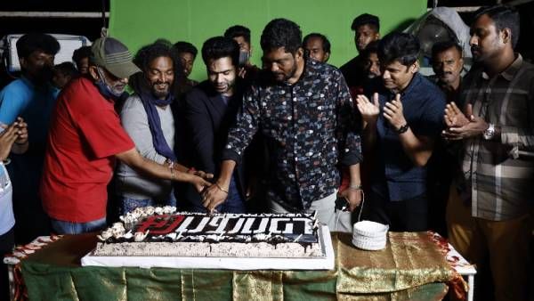 ஒரு வழியா முடிந்தது.. மாநாடு படப்பிடிப்பு நிறைவு.. கேக் வெட்டி கொண்டாட்டம்.. ஊட்டி விட்ட சிம்பு!