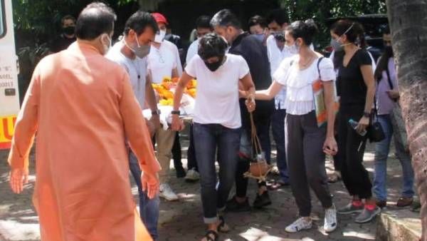 அவ்வளவு காதல்.. மூடநம்பிக்கைகளை உடைத்தெறிந்து கணவனின் உடலை தூக்கிச் சுமந்த மந்திரா பேடி