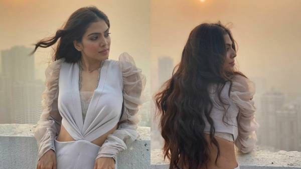 லாஸ்ட் டைம் ஷார்ட்... இப்ப வளந்துருச்சு... முன்னாடி பின்னாடி போஸ் காட்டிய மாளவிகா மோகனன்!