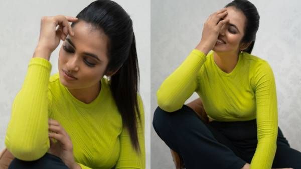 இறுக்கமான டி-ஷர்ட்டில்.. கும் போஸ் கொடுத்த நடிகை ரம்யா பாண்டியன்!