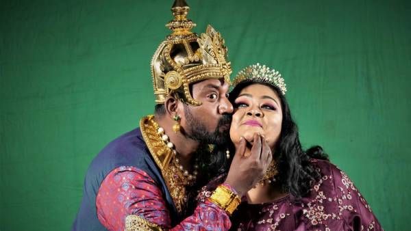 ஷகீலாவுக்கு முத்தம் கொடுத்த ரோபோ ஷங்கர்.. வைரலாகும் புகைப்படம்.. காண்டான ரசிகர்கள் !