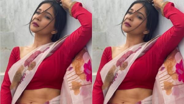 மாராப்பை விலக்கி தொப்புளை காட்டி… ஏக்கத்தோடு லுக்கு விட்ட சாக்ஷி அகர்வால்!