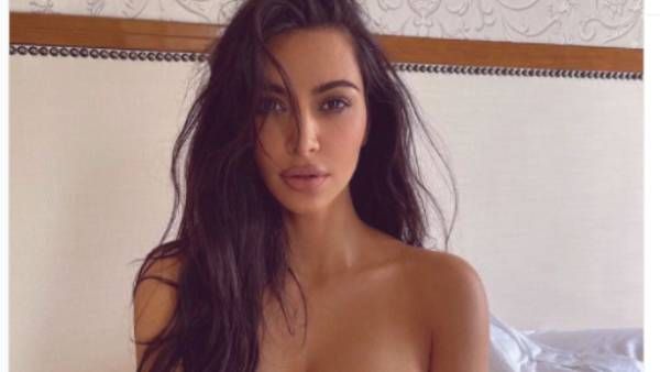 படுக்கையறையில் இருந்து எழுந்து.. ஆடை அணியாமல் அப்படியே குட் மார்னிங் சொன்ன பிரபல நடிகை!