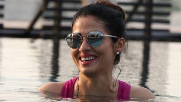 நீச்சல் குளத்தில் கிளாமர் போட்டோஷூட்… அசத்தும் சதா !