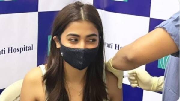 கொரோனா தடுப்பூசி செலுத்திக்கொண்ட விஜய் பட நடிகை…. வைரலாகும் புகைப்படம் !