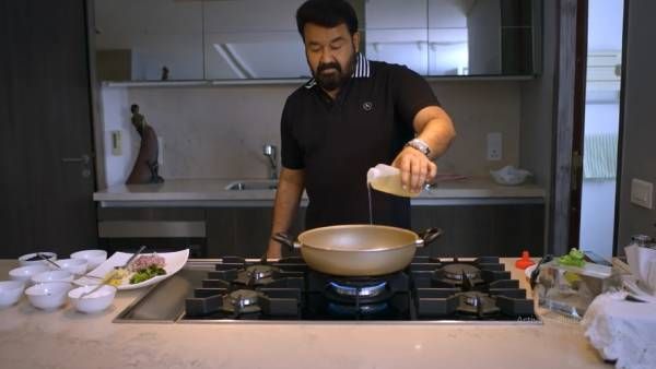 எச்சில் ஊறுதே.. ஸ்பெஷல் சிக்கன் சமைத்த சூப்பர் ஸ்டார்.. மனைவிக்கும் மகனுக்கும் கொடுத்து அசத்தல்!