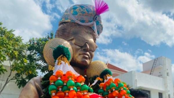 விஜய்க்கு பிரம்மாண்ட சிலை...அதகளப்படுத்தும் விஜய் ரசிகர்கள்