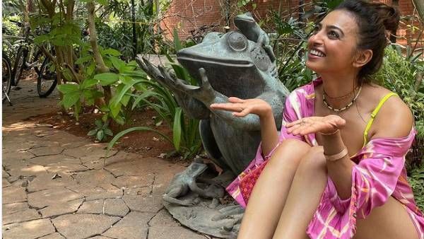 தவளையாக மாறிய ராதிகா அப்தே...இவ்வளோ கவர்ச்சியான தவளைய யாரும் பார்த்திருக்கவே முடியாது