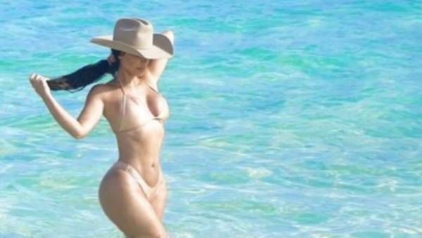 முகத்தை மட்டும் மறைச்சி என்ன பண்றது.. உள்ளாடையுடன் கடலில் கும்மாளம் அடிக்கும் கிம் கர்தாஷியன்!