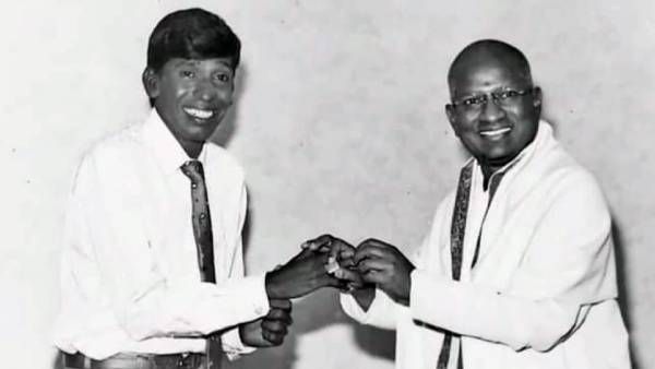 வடிவேலுவிற்கு மோதிரம் மாட்டிய இசைஞானி... சிறப்பான படத்தை வெளியிட்ட வைகைப்புயல்