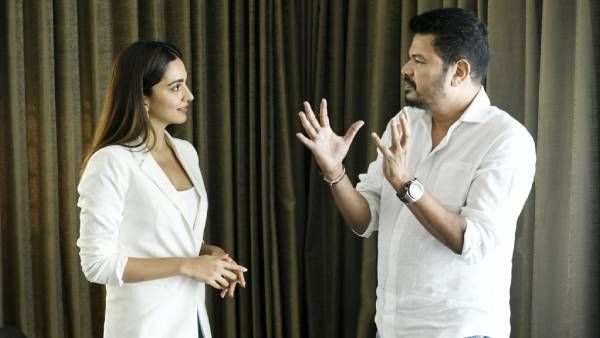 இயக்குநர் ஷங்கர் - ராம் சரண் கூட்டணியில் உருவாகும் அடுத்த பிரம்மாண்டம்.. ஹீரோயின் யாரு தெரியுமா?