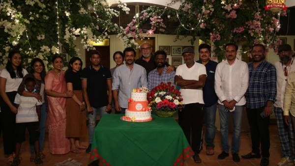 எதற்கும் துணிந்தவன் படப்பிடிப்பு தளத்தில் ஜோவுடன் சேர்ந்து கேக் வெட்டி பிறந்தநாளை கொண்டாடிய சூர்யா!