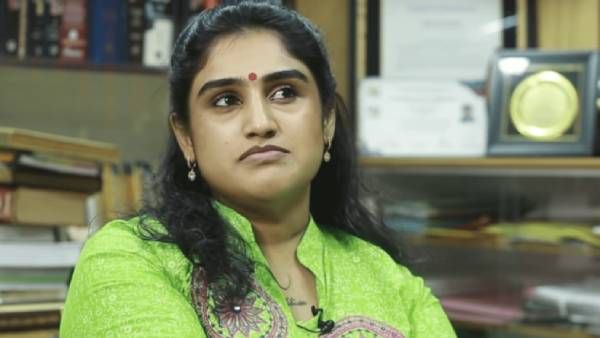 அதான் வெளியே வந்தாச்சுல்ல.. அப்புறம் அதை வச்சு ஏன் காசு பாக்குறீங்க.. வனிதாவை விளாசும் நெட்டிசன்ஸ்!