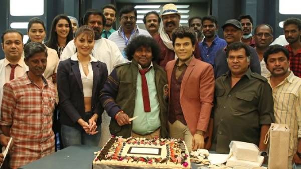 சரவணா ஸ்டோர் அதிபருடன் பிறந்தநாள் கொண்டாடிய யோகி பாபு.. தீயாய் பரவும் போட்டோ!