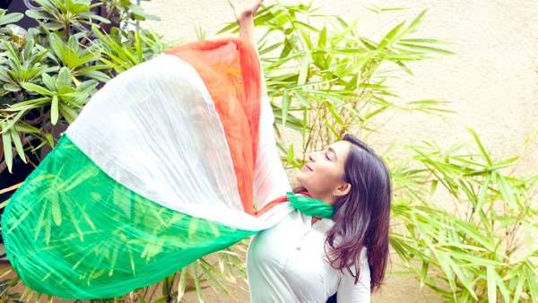 தேசியக் கொடியை துப்பட்டாவாக அணிந்து கிளாமர் காட்டிய நடிகை.. குவியும் கண்டனம்.. தெறிக்கும் டிவிட்டர்!