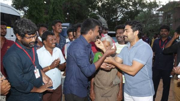 சூரிக்கு கேக் ஊட்டிவிட்ட சூர்யா.. எதற்கும் துணிந்தவன் படத்தில் சூரியின் கதாபாத்திரப் பெயர் இதுதானா?