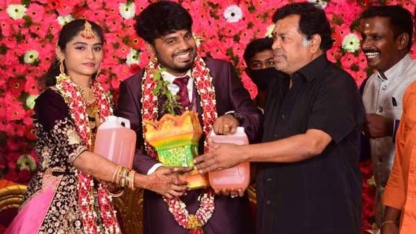 மணமக்களுக்கு வித்தியாசமான பரிசளித்த நடிகர் மயில்சாமி… வைரலாகும் புகைப்படம் !