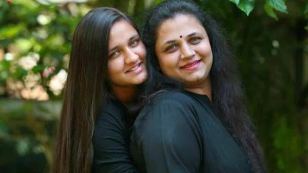 மகளை ஹீரோயினாக களமிறக்க முயற்சிக்கும் 90 களின் பிரபல நடிகை...யாருன்னு தெரியுமா ?