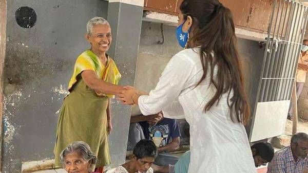 ஆதரவற்றோர் இல்லத்தில் பிறந்தநாளை கொண்டாடிய முன்னணி நடிகை… குவியும் பாராட்டு!