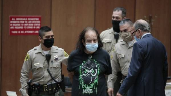 15 வயது முதல் 51 வயது வரை.. 21 பெண்களை பாலியல் வன்கொடுமை செய்த பிரபல ஆபாச பட நடிகர்.. பகீர் புகார்!