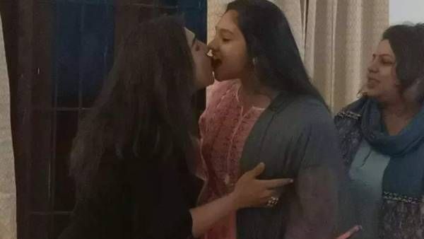 என்னது இது.. பிள்ளைங்களையும் கெடுத்துடாதீங்க.. வாயோடு வாய் வைத்த வனிதாவுக்கு நெட்டிசன்ஸ் அட்வைஸ்!