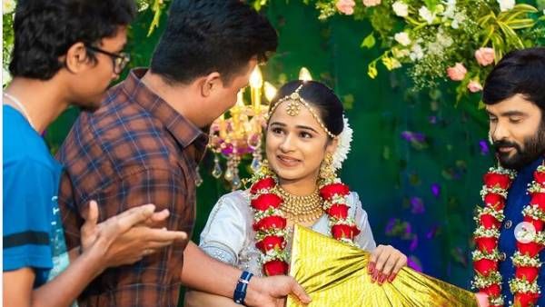 சினேகன் மனைவிக்கு இவங்க கொடுத்த கல்யாண பரிச பாருங்க... மகிழ்ச்சியில் கன்னிகா