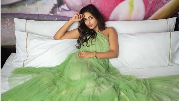 வேற வழியே இல்லை... இனிமே கவர்ச்சிதான்.... நிவேதா பெத்துராஜின் பளிச் பதில்!