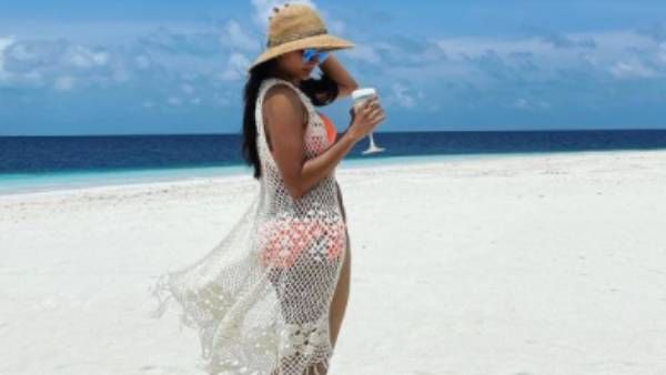 பீச்சில் பிகினியில் பீர் அடிக்கும் ஆண்டிரியா... செம வைரலாகும் போஸ்ட்