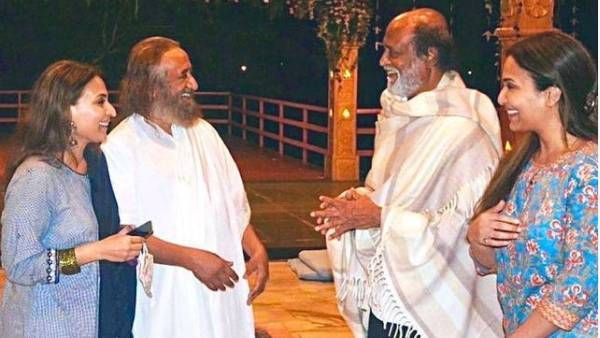 மகள்களுடன் சென்று ரவிசங்கர் ஜீயை சந்தித்த ரஜினி...காட்டுத் தீயாய் பரவும் ஃபோட்டோ