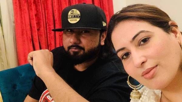 சைக்கோ.. போதை ஆசாமி.. பல நடிகைகளுடன் கள்ளத்தொடர்பு.. மாமனார் லீலை.. பிரபல பாடகர் மனைவி பகீர் புகார்!