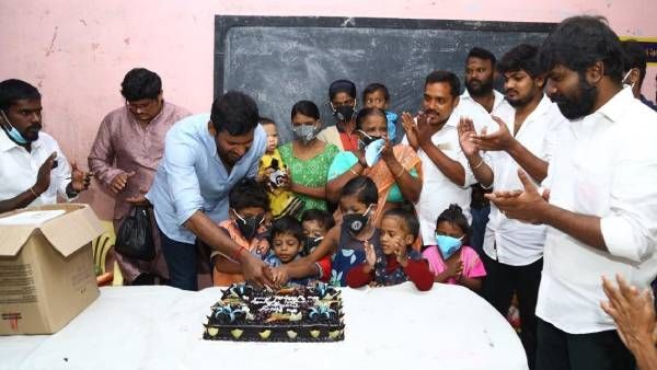 ஆதரவற்றோர் இல்லத்தில் பிறந்தநாளை கொண்டாடிய விஷால்… வாழ்த்திய ரசிகர்கள் !