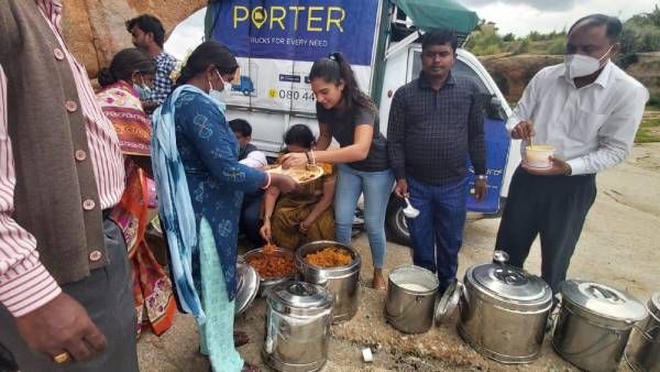 ஓடி ஓடி உதவிய தான்யா ஹோப்… மனதார பாராட்டிய ரசிகர்கள் !