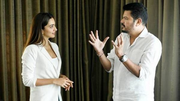 டாப் கியரில் கியாரா அத்வானி.. ஷங்கர் இயக்கத்தில் ராம்சரண் நடிக்கும் படத்தில் இத்தனை கோடி சம்பளமா?