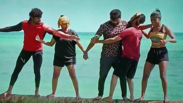 என்ன இப்படி கட்டிப்புடிச்சி கிராஸ் பண்றாங்க.. இம்யூனிட்டி டாஸ்க்கை கலாய்க்கும் நெட்டிசன்ஸ்!