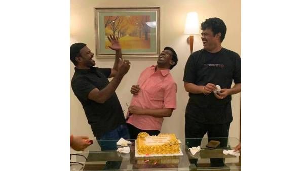 தெய்வீக சிரிப்பு.. இயக்குநர் சுராஜ் உடன் கேக் வெட்டி கொண்டாடிய வடிவேலு.. தீயாய் பரவும் புகைப்படம்!