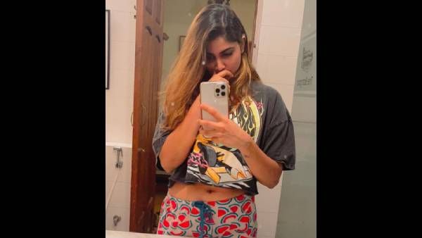 அங்கே போயா செல்ஃபி எடுப்பாங்க… ஷிவானியின் போட்டோவால் ஷாக்கான ரசிகர்கள் !