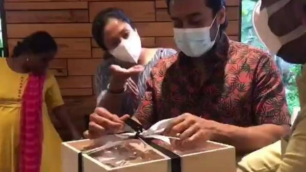 ஜோரா ’ஜோ’ கை தட்ட.. சூப்பரா சூர்யா சர்வதேச விருது பார்சலை பிரிக்குறாரு.. வைரலாகும் வீடியோ!