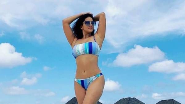 வளைத்து வளைத்து பிகினியில் தெறிக்க விடும் சன்னி லியோன்.. மாலத்தீவில் ஒரே கவர்ச்சி கொண்டாட்டம் தான்!