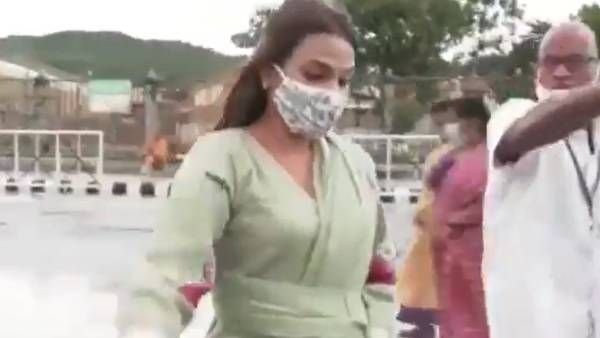 ரஜினிகாந்தின் மகள்கள் திருப்பதியில் சாமி தரிசனம்… வைரலாகும் வீடியோ !