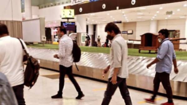 டெல்லி விமான நிலையத்தில் விஜய்.. பீஸ்ட் மோடில் புகைப்படங்களை வைரலாக்கும் தளபதி ரசிகர்கள்!