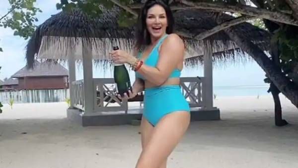 பிகினியில் மது பாட்டிலை குலுக்கியபடி படு கவர்ச்சி… சன்னி லியோனால் அதிரும் மாலத்தீவு !