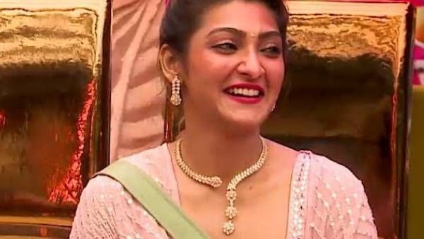 முதல் வாரத்திலேயே டிஸ்லைக்குகளை குவித்த அக்ஷரா.. நடிக்கிறாரா தாமரை? பற்ற வைத்த பிக்பாஸ்!