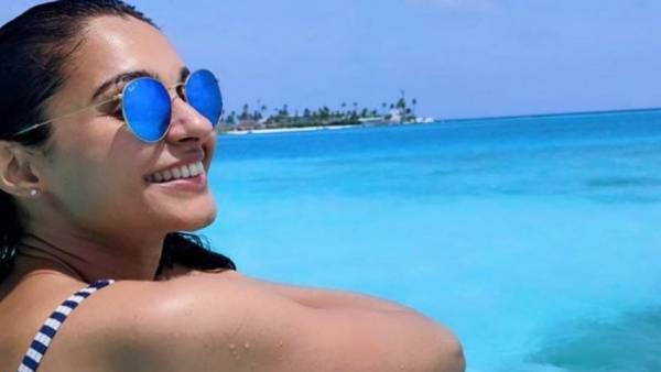 பிகினியில் நீச்சல்குளத்தில் கூலிங்கிளாஸ் உடன் செம ஸ்டைலாக போஸ் கொடுக்கும் ஆண்ட்ரியா!