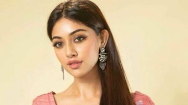 பிங்க் ட்ரான்ஸ்பரண்ட் சேலையில் சிலுக்குக்கே டஃப் கொடுக்கும் அனு இமானுவேல்!