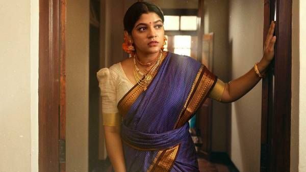 கண்டாங்கி சேலையுடன் கனகாம்பர பூ... அழகில் அசத்தும் பொம்மி!