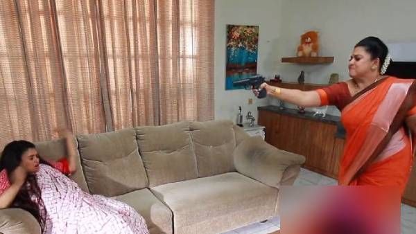 வெண்பாவை துப்பாக்கியால் சுடும் செளந்தர்யா.... இது என்ன புது ட்விஸ்டா இருக்கு ?