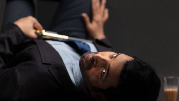 பிரபல இயக்குநர் வெளியிட்ட சந்தானம் படத்தின் பர்ஸ்ட் லுக்... சூப்பர் லுக்கில் சந்தானம்!