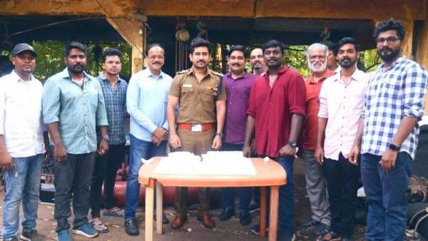 கோடியில் ஒருவன் 25வது நாள் வெற்றி கொண்டாட்டத்தை கேக் வெட்டி கொண்டாடிய படக்குழு!