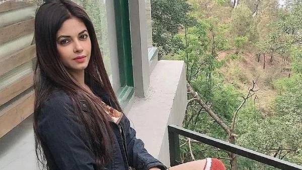 என்னை வீட்டை விட்டு வெளியே தள்ளினார்… பிரபல நடிகை பரபரப்பு புகார் !